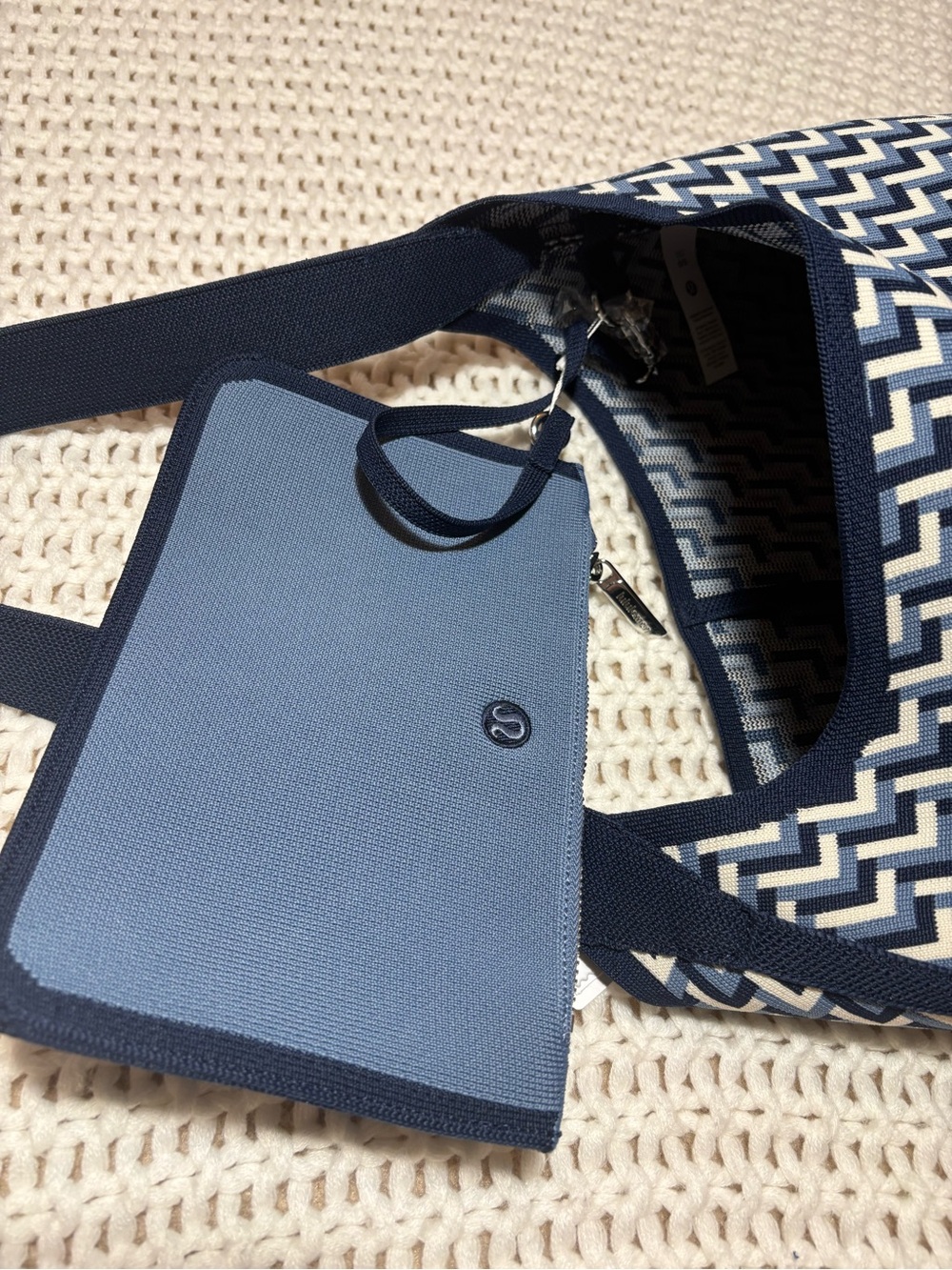 NWT lululemon shoulder bag L monogram knit in club blue/washed denim/light ivory - Picture 10 of 11